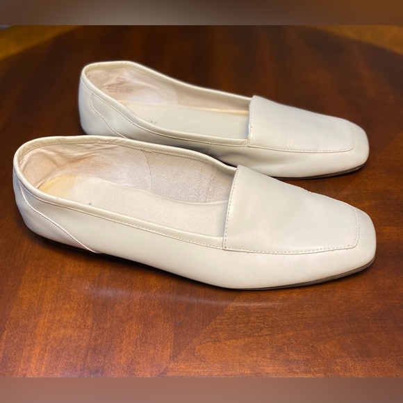 Pesaro Jenny Leather Slip On Flat Loafer
Size 9 1/2 - Picture 5 of 14